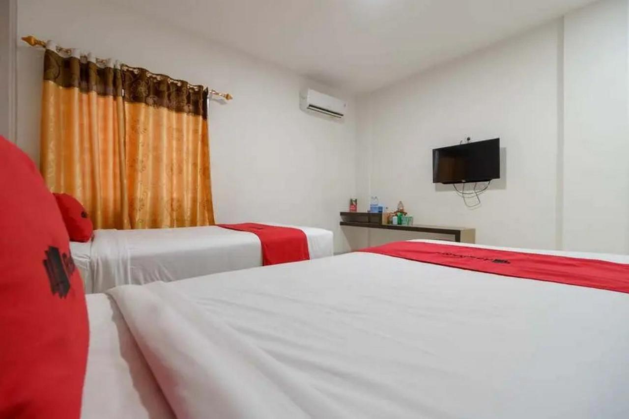 Reddoorz Plus @ Cemara Asri Medan Exterior foto