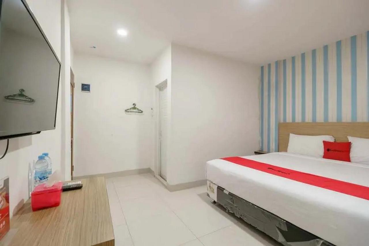 Reddoorz Plus @ Cemara Asri Medan Exterior foto